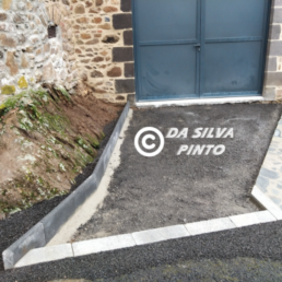 Ludovic Da Silva Pinto - extension maçonnée -béton cellulaire - une chape - Maçonnerie traditionnelle -Coulage fondation - murs porteurs - hourdage - jointage - les fouilles - paroi de coffrage - couche de mortier - mortier -Coulage des longrines - trémie -décoffrage - parpaing - montage à la baguette - coffrage -ciment - L’etayage - construction d'un mur - enrobage - chaînage -chaux -pose de grillage - dallage - structure en acier - armature - enduit - pose de clôture - finition taloché - Maçonnerie - cloison - corniche - aménagement extérieur - rénovation - artisan - maçon - travaux - travaux d'extérieurs - béton - terrasse - chantier - maçon Auvergne - Artisan maçon à Bournoncle-Saint-Pierre - maçon haute-loire - maçon puy-de-dôme - jointayage -aménagement gravier